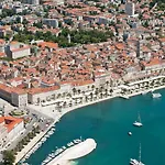 아파트 Near Trstenik With Secure Parking 스플리트