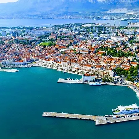 Near Trstenik With Secure Parking 스플리트